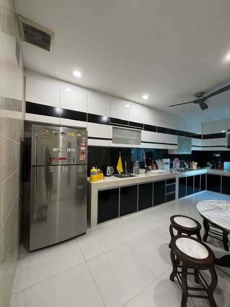 Cluster House for Sale in Taman Kempas Indah (Tebrau) - Shanel Tee - Kitchen - PropertyGuru.com.my