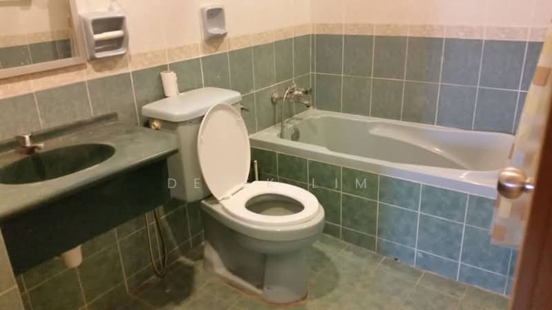 Kondominium untuk Dijual di Tiara Faber - Derek Lim - Bathroom - PropertyGuru.com.my