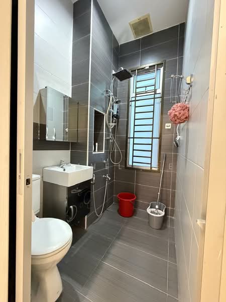 Rumah Kluster untuk Disewa di Taman Kempas Indah (Tebrau) - Shanel Tee - Bathroom - PropertyGuru.com.my