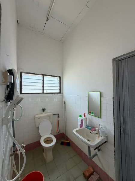 Rumah Banglo untuk Dijual di Kluang (Johor) - Shanel Tee - Bathroom - PropertyGuru.com.my