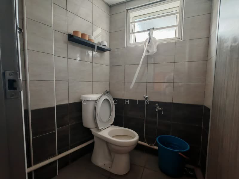 Terrace Factory for Rent in Taman Perindustrian Bukit Serdang (Seri Kembangan) - CL Chin - Bathroom - PropertyGuru.com.my