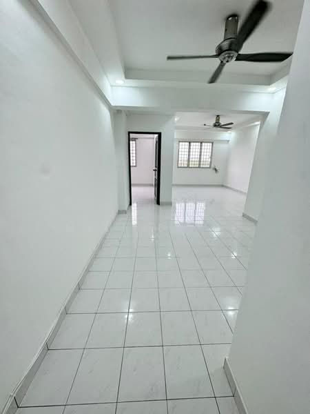 Pangsapuri untuk Dijual di Pangsapuri Persiaran Tanjung - Melinda Ee - Living Room - PropertyGuru.com.my