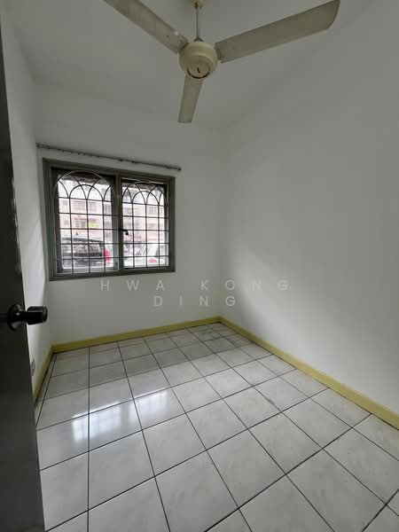 Pangsapuri untuk Dijual di Sri Cempaka (Puchong Jaya) - Hwa Kong Ding - Bedroom 1 - PropertyGuru.com.my