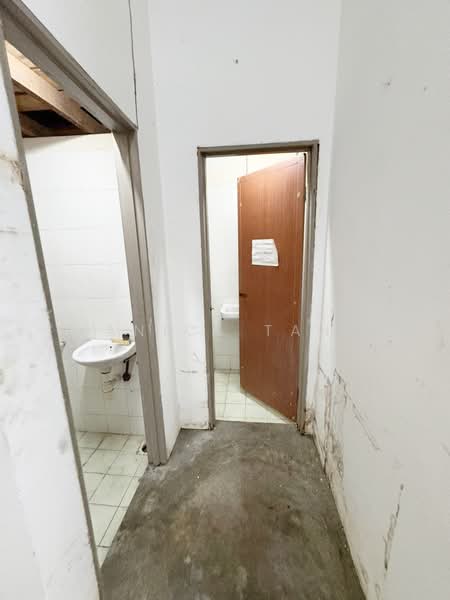 Shop for Rent in Kapar (Selangor) - Janice Tang - Bathroom - PropertyGuru.com.my