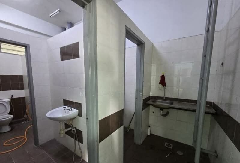 Factory for Rent in Bandar Bukit Tinggi (Klang) - M.K. Lee - Bathroom - PropertyGuru.com.my