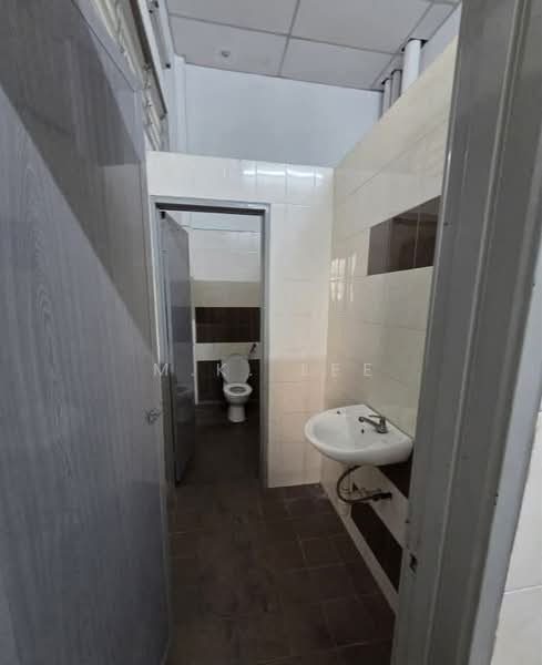 Factory for Rent in Bandar Bukit Tinggi (Klang) - M.K. Lee - Bathroom - PropertyGuru.com.my