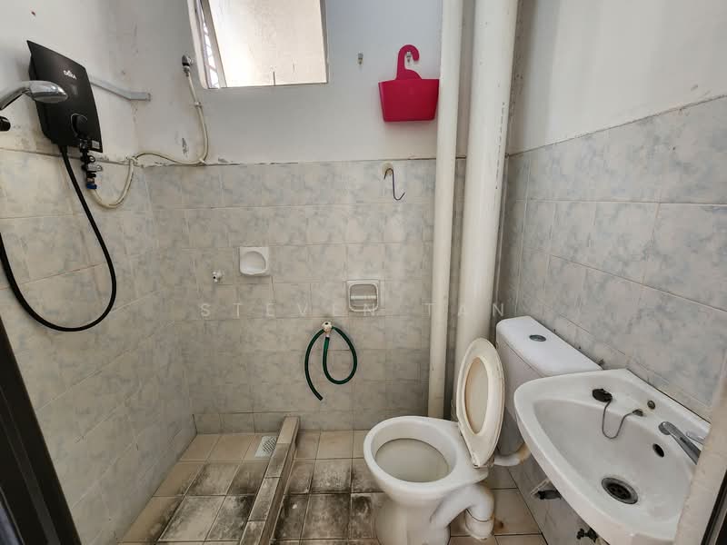 Apartment for Sale at Pangsapuri Lagoon Perdana - Steven Tan - Bathroom - PropertyGuru.com.my