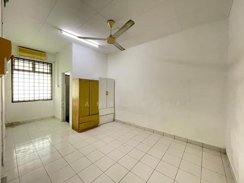 Rumah Teres 1 Tingkat untuk Dijual di Taman Puteri Wangsa (Ulu Tiram) - Mohamad Rahfi - Bedroom - PropertyGuru.com.my