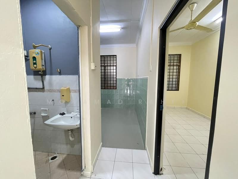 1-storey Terraced House for Sale in Taman Puteri Wangsa (Ulu Tiram) - Mohamad Rahfi - Bathroom - PropertyGuru.com.my