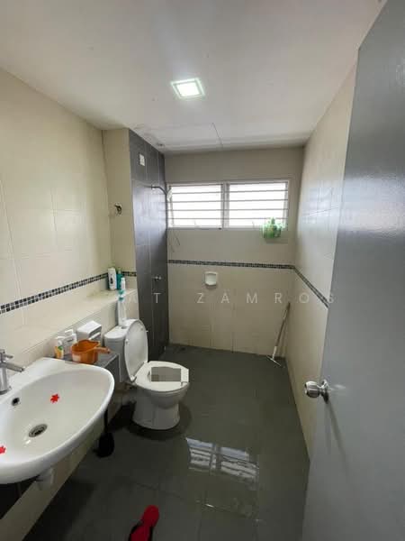 Rumah Teres 2 Tingkat untuk Dijual di Aman Putri (Sungai Buloh) - Izzat Zamros - Bathroom - PropertyGuru.com.my