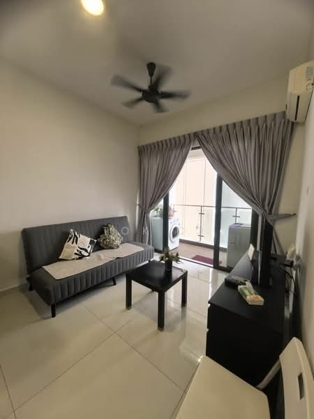 Kondominium untuk Dijual di Amberside @ Country Garden Danga Bay - Tok CJ - Living Room - PropertyGuru.com.my