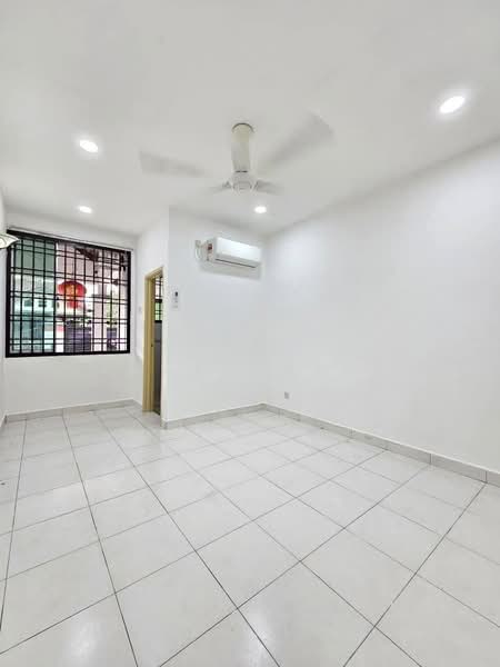 1.5-storey Terraced House for Sale in Taman Impian Emas (Skudai) - Jack Ching - Living Room - PropertyGuru.com.my