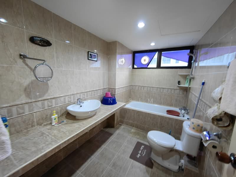 Condominium for Sale at Twin Towers - Ryan Sim - Bathroom - PropertyGuru.com.my