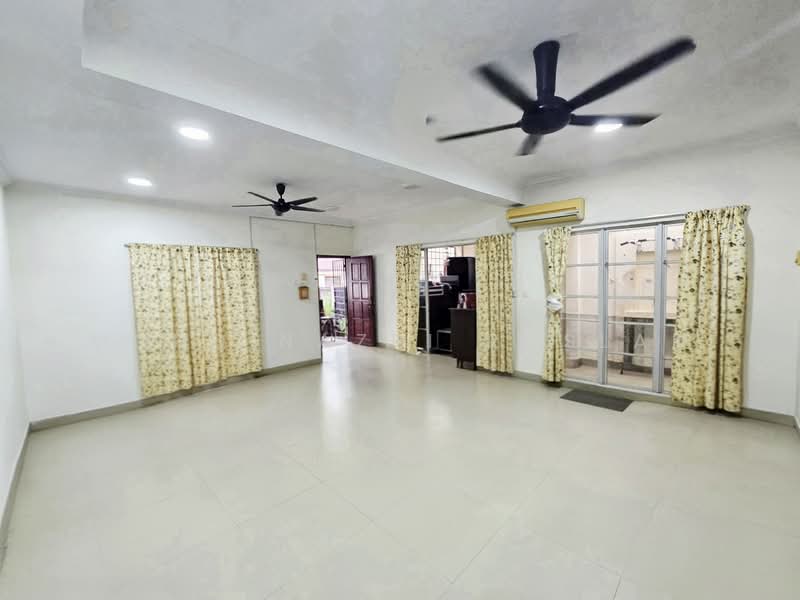 Rumah Teres 2 Tingkat untuk Dijual di Subang Jaya (Selangor) - Mohd Nazri Roslan - Living Room - PropertyGuru.com.my