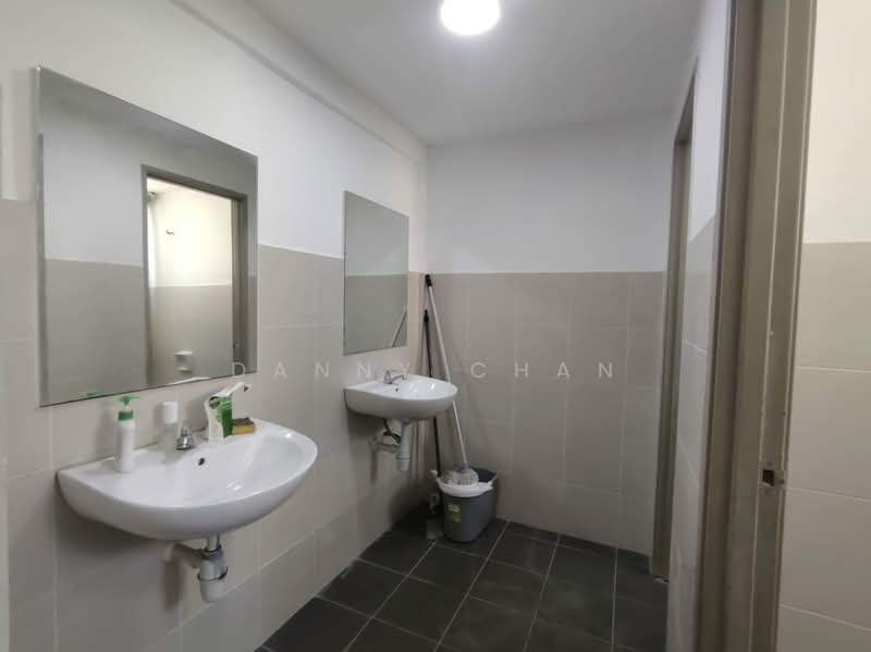 Semi-D Factory for Sale in Taman Perindustrian Kapar Bestari (Kapar) - Danny Chan - Bathroom - PropertyGuru.com.my
