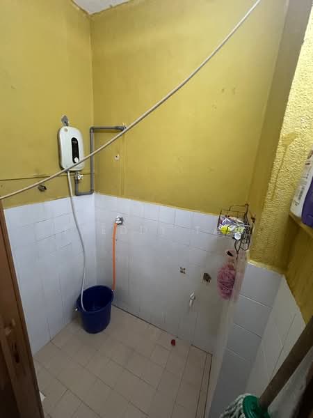 Rumah Flat untuk Dijual di Desa Mawar - Freddy Tan - Bathroom - PropertyGuru.com.my