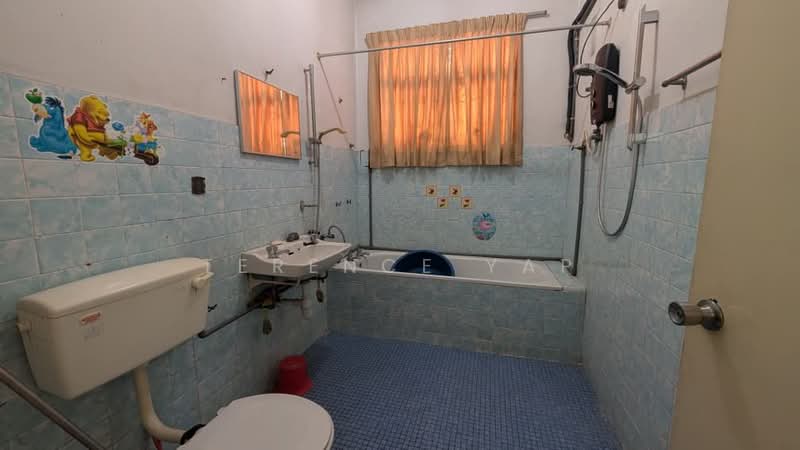 Rumah Teres 2 Tingkat untuk Dijual di Taman Overseas Union (Taman Oug) (Jalan Klang Lama (Old Klang Road)) - Terence Yap - Bathroom - PropertyGuru.com.my