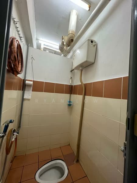 Pangsapuri untuk Dijual di Apartment Sri Rakyat - Ryan Low - Bathroom - PropertyGuru.com.my