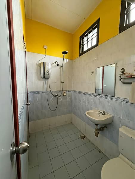 2-storey Terraced House for Sale in Taman Mutiara Rini (Skudai) - Lai Kok Seng - Bathroom - PropertyGuru.com.my