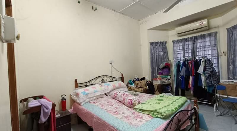 1-storey Terraced House for Sale in Taman Impian Bukit Naga (Shah Alam) - Ridhwan Razak - Bedroom - PropertyGuru.com.my