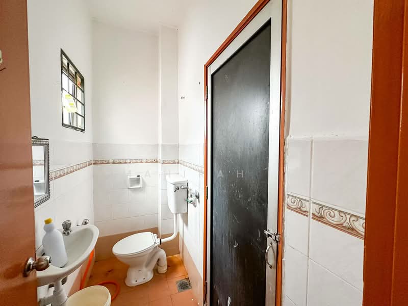 2-storey Terraced House for Sale in Taman Kajang Prima (Kajang) - Mahirah . - Bathroom - PropertyGuru.com.my