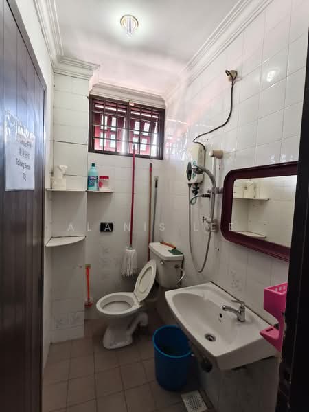 2-storey Terraced House for Sale in Taman Molek (Johor Bahru) - Alanis Lee - Bathroom - PropertyGuru.com.my