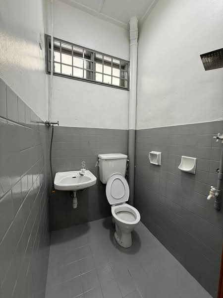 1-storey Terraced House for Sale in Taman Molek (Johor Bahru) - San . - Bathroom - PropertyGuru.com.my