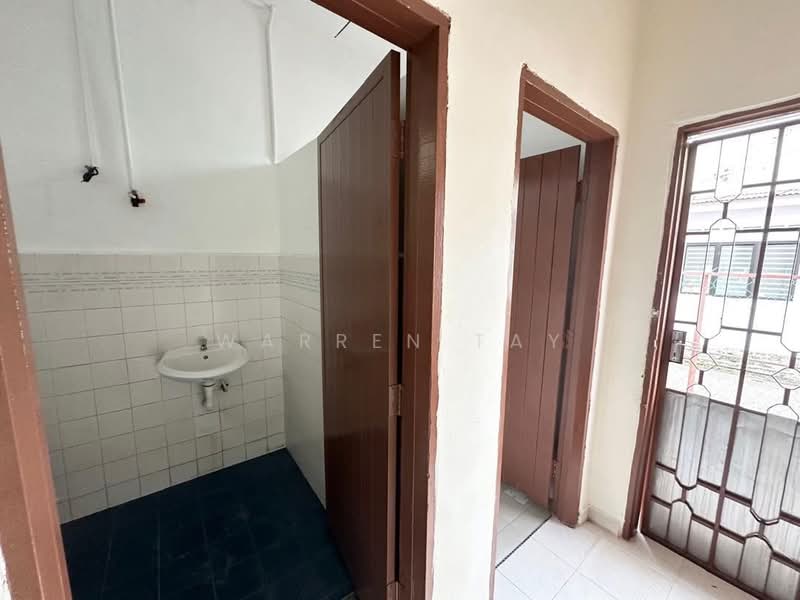1-storey Terraced House for Sale in Taman Ungku Tun Aminah (Skudai) - Warren Tay - Bathroom - PropertyGuru.com.my
