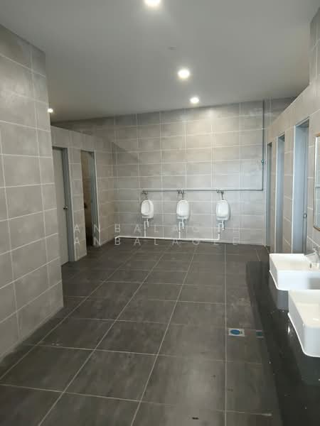 Servis Apartment untuk Dijual di Serviced Residence @ The Louvre @ Country Heights - Anbalagee Anbalagee - Bathroom - PropertyGuru.com.my