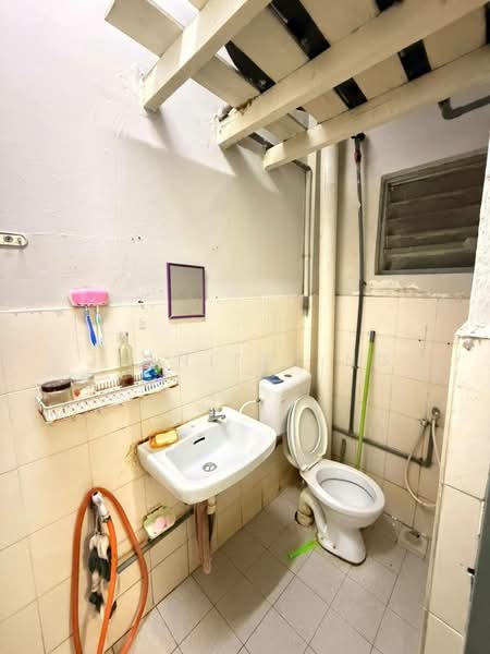 Rumah Flat untuk Dijual di Taman Pulai Utama - Jennifer Ng - Bathroom - PropertyGuru.com.my