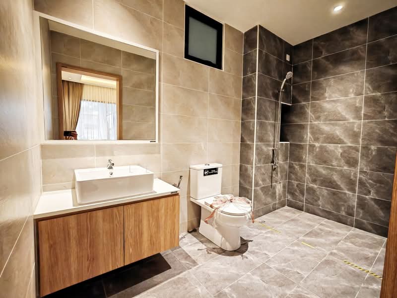 Service Residence for Sale at Daya 1 Residences (D1R), TD Central - Leon Lim - Bathroom - PropertyGuru.com.my