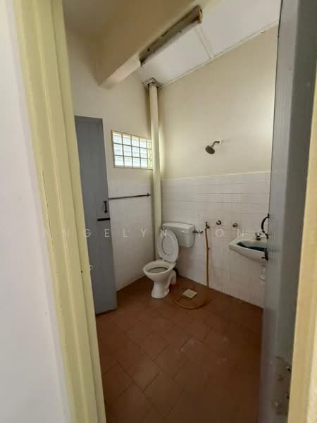Rumah Teres 2 Tingkat untuk Disewa di Taman Daya (Kepong) - Angelyn Yong - Bathroom - PropertyGuru.com.my