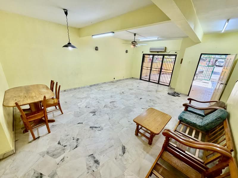 2-storey Terraced House for Sale in Taman Desaria (Petaling Jaya) - Azli Ibrahim - Living Room - PropertyGuru.com.my