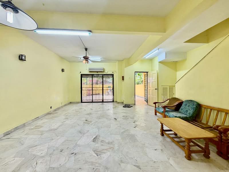2-storey Terraced House for Sale in Taman Desaria (Petaling Jaya) - Azli Ibrahim - Living Room - PropertyGuru.com.my