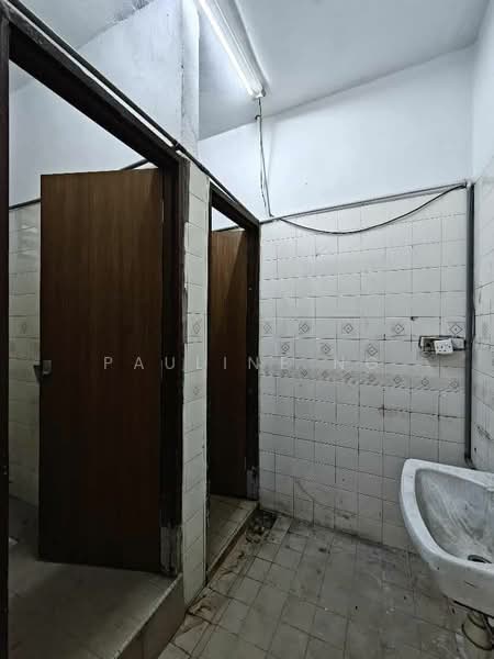 Kilang untuk Disewa di Kawasan Perindustrian Mount Austin (Tebrau) - Pauline Ng - Bathroom - PropertyGuru.com.my