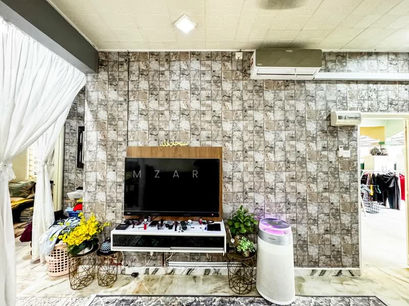 Rumah Teres 1 Tingkat untuk Dijual di Alam Perdana (Puncak Alam) - Amzar Faiz - Living Room - PropertyGuru.com.my