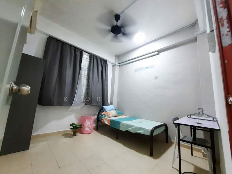Pangsapuri untuk Dijual di Desa Skudai Apartment - Kyoris Loh - Bedroom - PropertyGuru.com.my