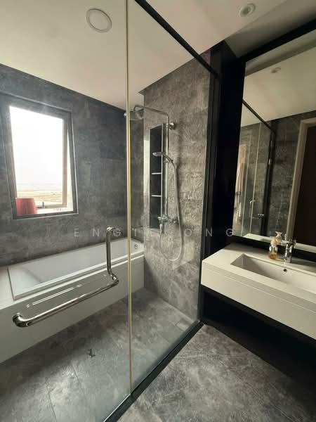 Servis Apartment untuk Disewa di Straits Residences - Engie Ong - Bathroom - PropertyGuru.com.my