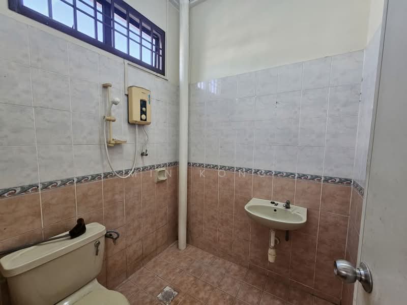 Rumah Teres untuk Dijual di Taman Desa Tebrau (Tebrau) - Min Kong - Bathroom - PropertyGuru.com.my