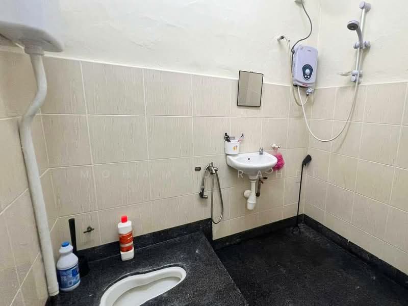 1-storey Terraced House for Sale in Taman Ungku Tun Aminah (Skudai) - Mohamad Rahfi - Bathroom - PropertyGuru.com.my