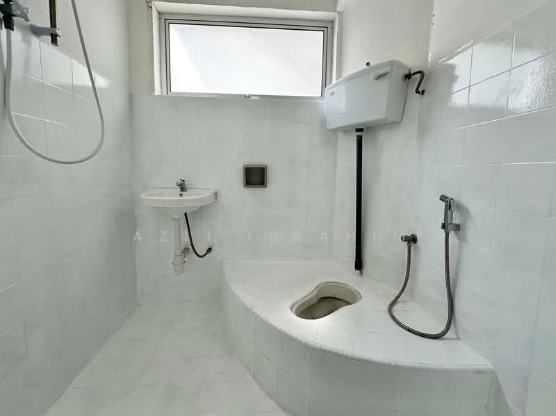 Rumah Teres 2 Tingkat untuk Dijual di Taman Serdang Jaya (Seri Kembangan) - Azli Ibrahim - Bathroom - PropertyGuru.com.my