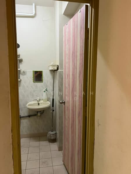 Condominium for Sale at Bayu Tasik 1 - Chen Kah Seng - Bathroom - PropertyGuru.com.my