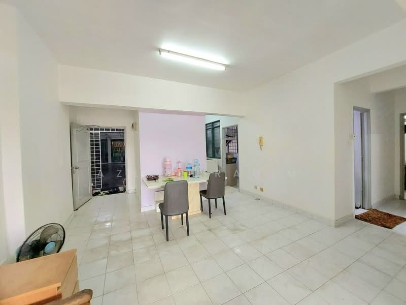 Kondominium untuk Dijual di South City (Perdana Selatan) Block C - Azli Ibrahim - Living Room - PropertyGuru.com.my