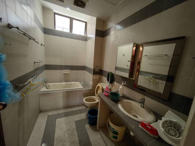 Pangsapuri untuk Dijual di Greenlane Heights Block G - Ryan Sim - Bathroom - PropertyGuru.com.my