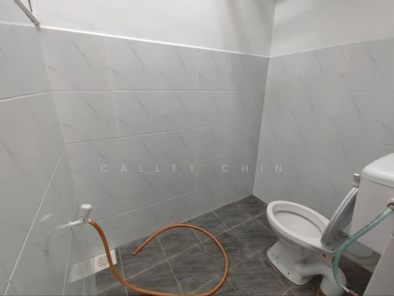 1-storey Terraced House for Sale in Taman Bukit Kempas (Tampoi) - Calley Chin - Bathroom - PropertyGuru.com.my