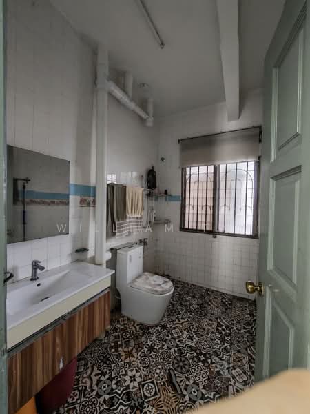 Semi-Detached House for Sale in Taman Johor Jaya (Johor Bahru) - William Tay - Bathroom - PropertyGuru.com.my