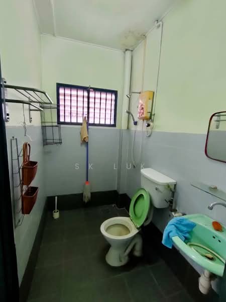 Semi-Detached House for Sale in Bandar Country Homes (Rawang) - SK Luk - Bathroom - PropertyGuru.com.my