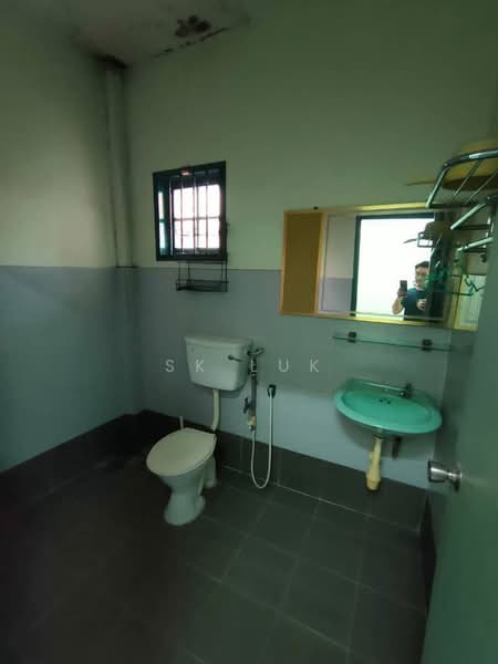 Semi-Detached House for Sale in Bandar Country Homes (Rawang) - SK Luk - Bathroom - PropertyGuru.com.my
