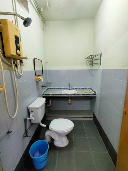 Semi-Detached House for Sale in Bandar Country Homes (Rawang) - SK Luk - Bathroom - PropertyGuru.com.my