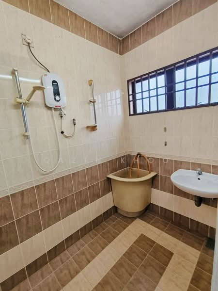 1-storey Terraced House for Rent in Taman Canning (Ipoh) - Qazin Khoo - Bathroom - PropertyGuru.com.my